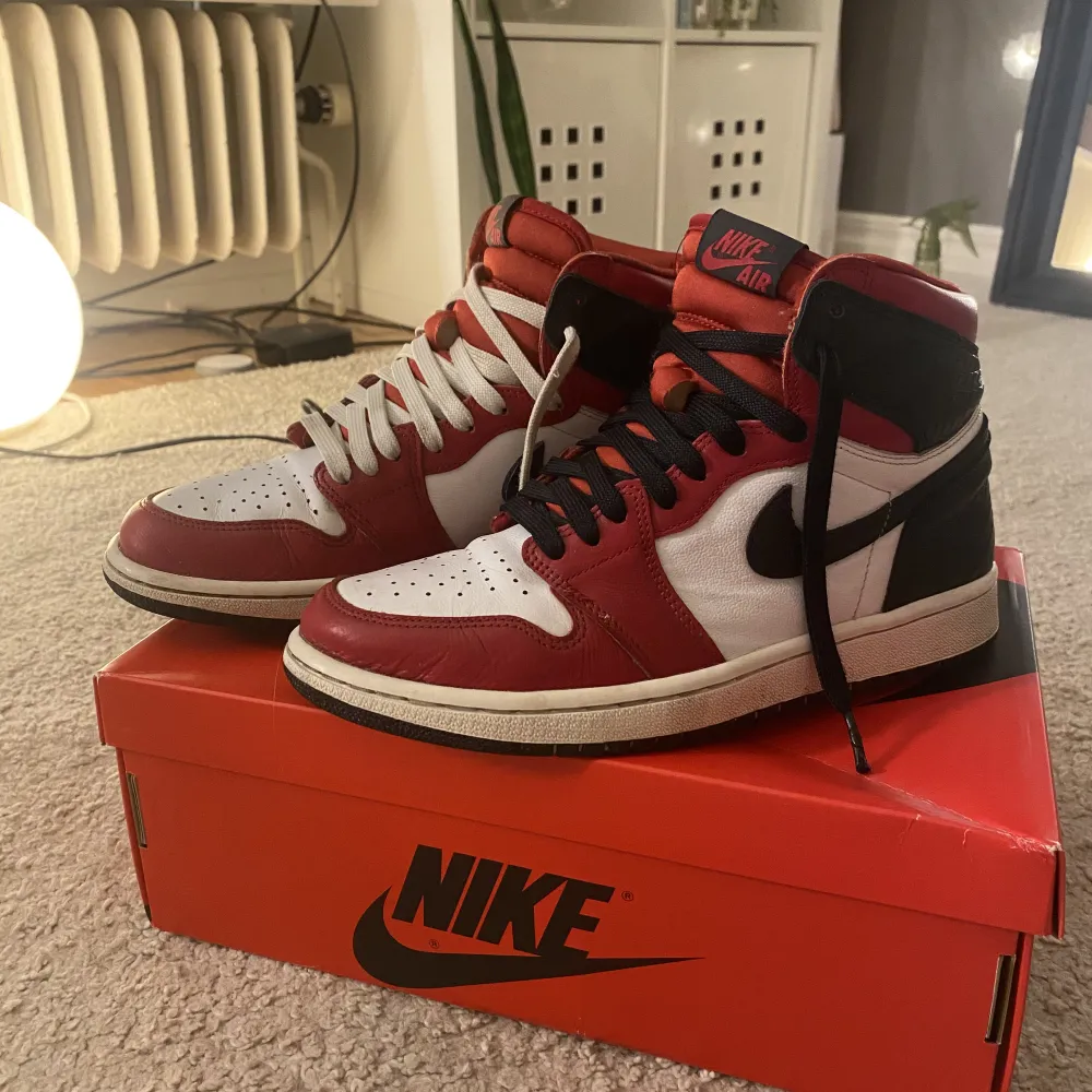 Säljer dessa sjukt snygga Jordan 1:s då jag inte använder dem. Originalbox och verifiering tillkommer men ej kvitto. Har du några funderingar skriv till mig!. Kengät.