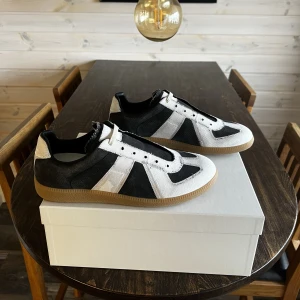 Maison Margiela Gats  - Maison Margiela Gats  Storlek 40, 41, 42, 43, 44, 45, 46  Helt nya med originallåda och dustbags  Nypris €490 / ~5800kr  Mitt pris 3900