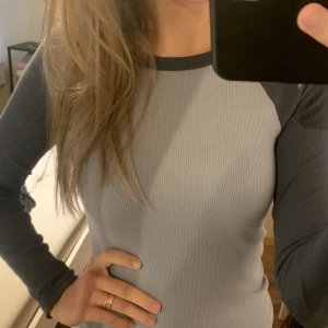 Långärmad från brandy Melville  - Från brandy Melville köpt i Stockholm helt ny, så söt och bekväm 💗