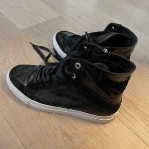 Zadig skor - Säljer mina zadig skor som jag endast använt 1 GÅNG!! Då det inte är min stil längre oxh kunde inte heller lämna tillbaks dom för köpte dom i newyork🥰(dom säljs inte längre och är helt slutsålda)