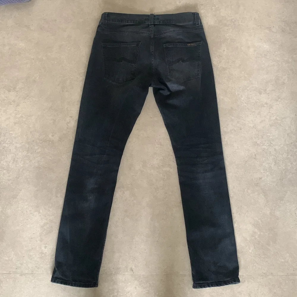 Nudie jeans i svart färg, mycket bra skick 7/10, fräscha och snygga. Nypris ca 1600. Strl W31 L32. Jeans & Byxor.