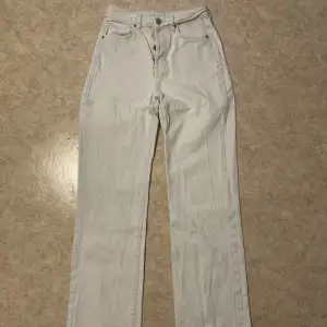 Créme Vita jeans från bikbok i storlek 27, inga skavanker