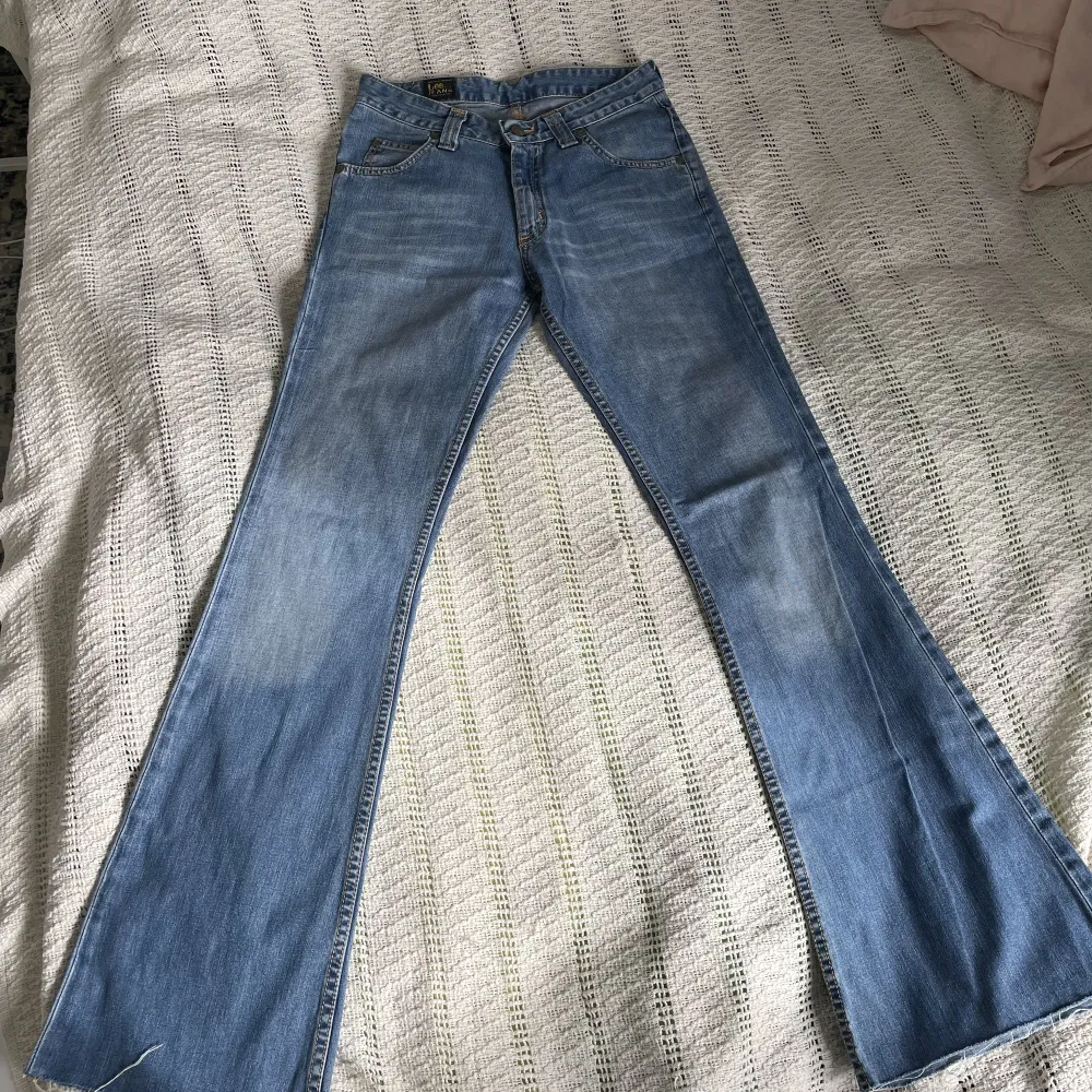 Säljer mina utsvängda Lee jeans i storlek w28! Köpte secondhand men tyvärr försmå för mig. Skulle säga att jeansen är low/mid Waits.  Kontakta mig för mer info 🩷. Jeans & Byxor.