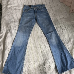 Flare Lee jeans - Säljer mina utsvängda Lee jeans i storlek w28! Köpte secondhand men tyvärr försmå för mig. Skulle säga att jeansen är low/mid Waits.  Kontakta mig för mer info 🩷
