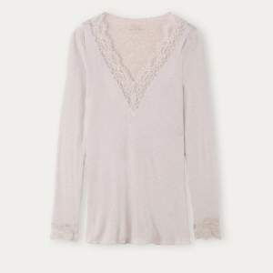 En Modal Cashmere Ultralight Long Lace Shirt som har används en gång, köpt för 449💕 om du vill ha bild eller så vidare är det bara att fråga❤️