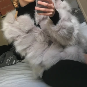 Vera & Lucy faux fur jacka - Säljer denna fina faux fur jackan från Vera & Lucy. Den är några år gammal men är fortfarande i fint skick. Dock är den lite nopprig på insidan men det är ingenting man märker av när man har på sig den (se bild 3). Nypris 999 kr. Köparen står för frakten.