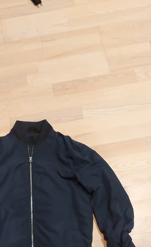 J. lindeberg jacka - Väldigt snygg och väldigt bra kvalitet på den här jackan. Den passar perfekt ny för våren för att den är inte så tjock men inte för tunn