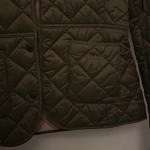 Jacka  - Säljer en helt ny, grön tunn dunjacka i storlek XS från Barbour! Aldrig använd, inga skador eller märken. Perfekt för hösten och ännu bättre för våren. 