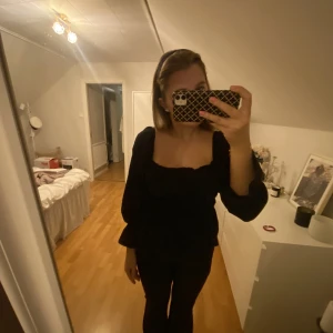 Gullig tröja💖 - Fin överdel från H&M som är för liten för mig. Knappt använd❤️‍🔥 passar till både vardags men även för tillställning!