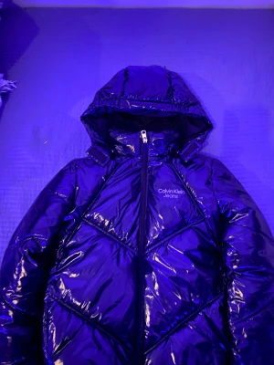 Vinterjacka  - Säljer min Calvin Klein vinterjacka. Helt ny, har använt 3-4 gånger bara. Lite större än storleken. Jag säljer den pga jag har köpt en ny vinterjacka, jackan jag inga skador eller något liknande.