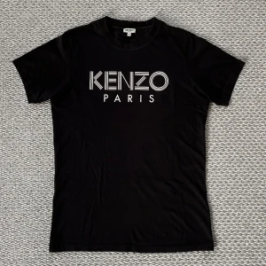 Kenzo T-Shirt  - Kenzo T-Shirt, köpt från Johnells för 999kr. Kontakta mig för mer information! 