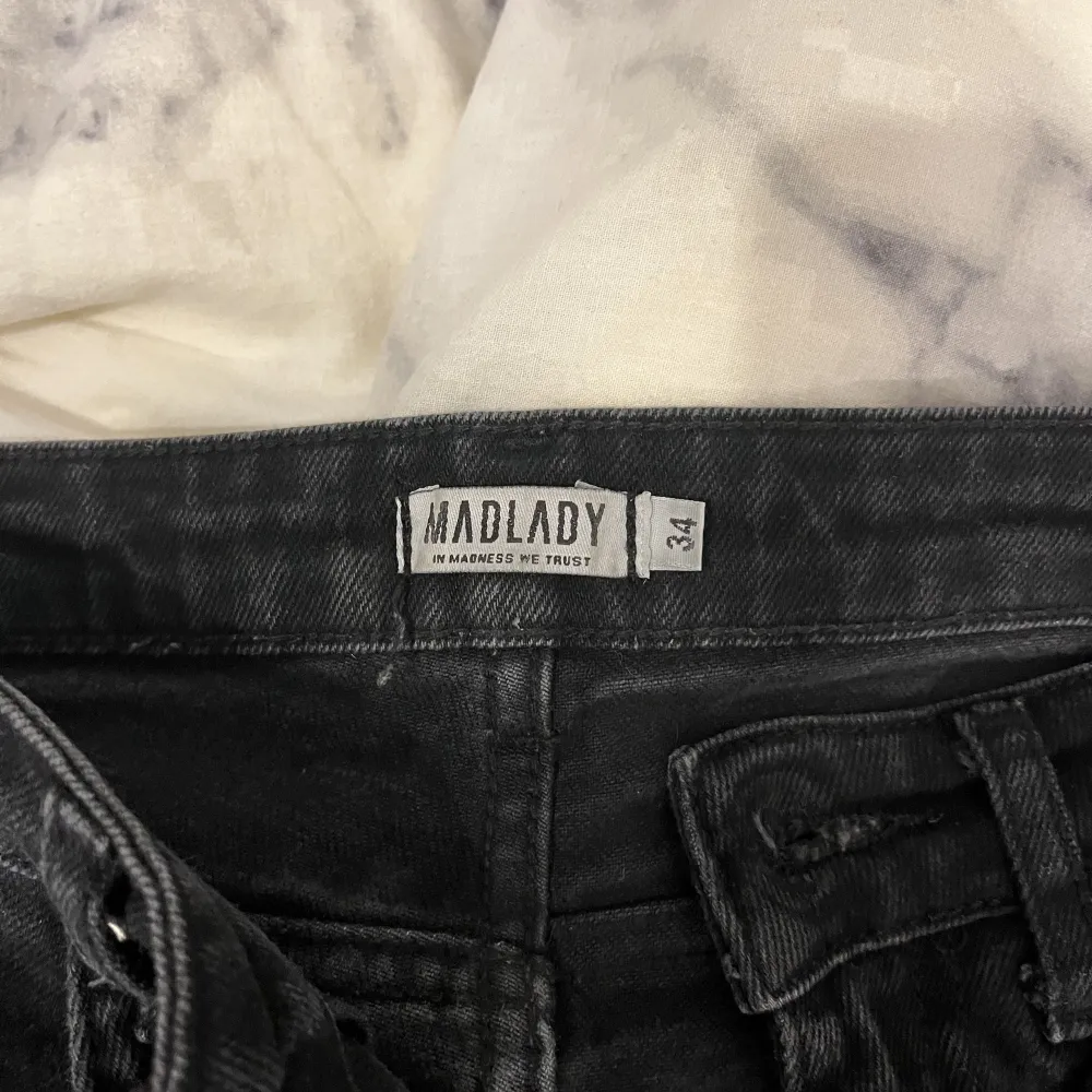 Jättesnygga raka jeans i stretchigt tyg som framhäver kroppsformen och rumpan! Köpta från Madlady i storlek 34 men sitter mer som en 36! Perfekta i längden på mig som är ca 165cm!. Jeans & Byxor.