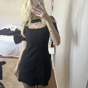 Zara klänning  - Säljer denna fina festklänning