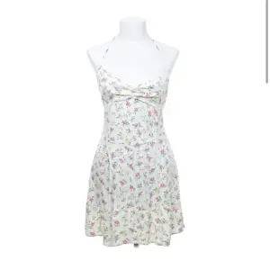 Jättefin blommig klänning från Zara i storlek S 💖 Köpt för 250 på Sellpy och har aldrig använt men säljer för 200 💖 Köpare står för frakt men kan också mötas upp 💖