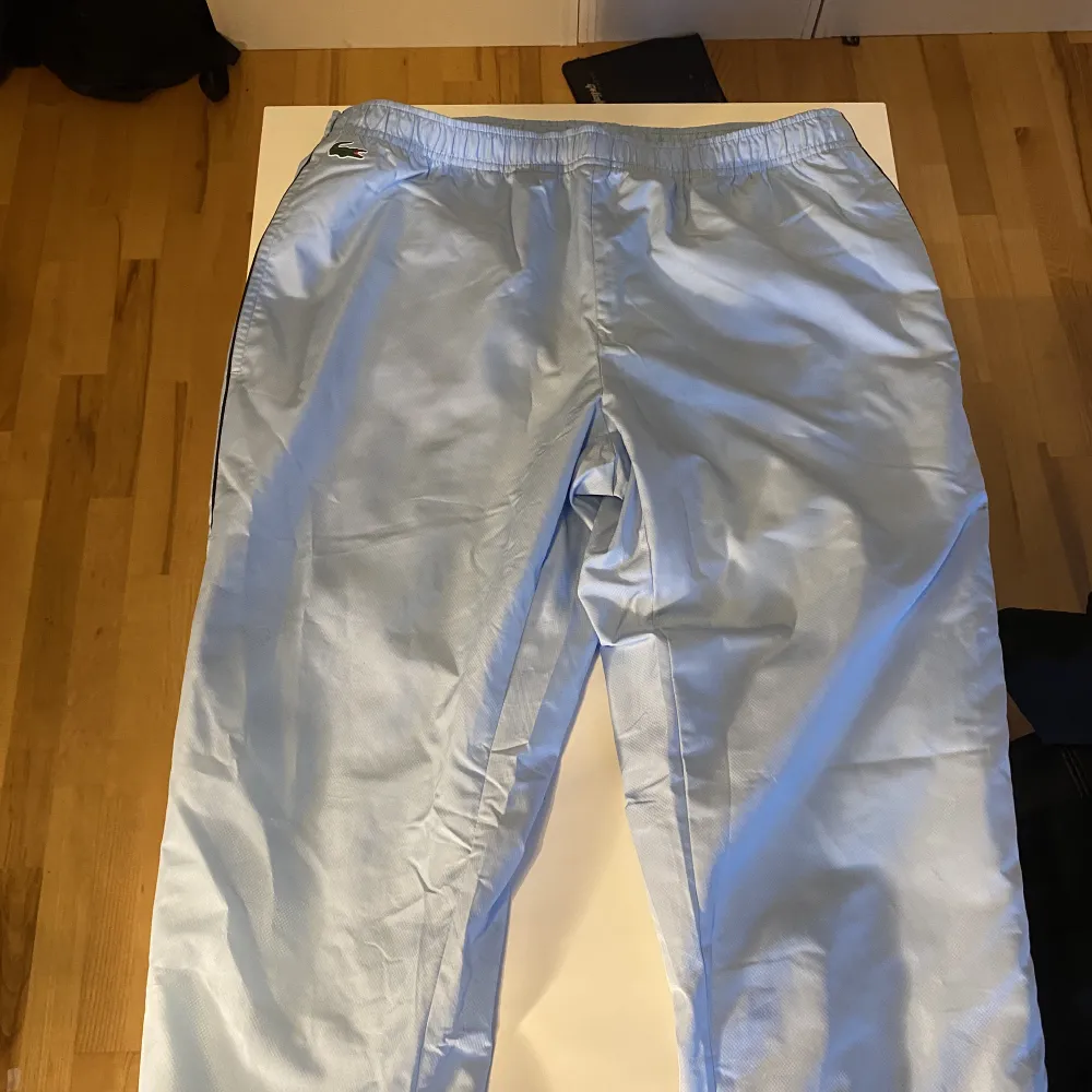 Hej säljer helt ny Lacoste tracksuit fick de i present på min födelsedag, ganska fint jätte bra material. Den är i L men den sitter ganska bra skulle även passa M då den sitter baggy på lite mindre användare den är fin knappast använd!. Övrigt.