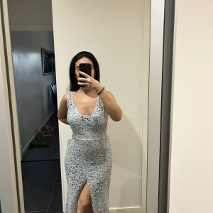 fest klänning - säljer denna långa fest klänningen pga att den ej kommer till användning mer. perfekt till speciella event.  klänningen är lång men syns ej på bild, kan mötas i stockholm, köparen står för frakt och tar endast swish.💞