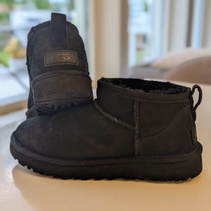 UGG Mini strl 37 - Säljer ett par svarta UGG Mini i storlek 37. Dom är i jättefint skick. Bara använda enstaka gånger.