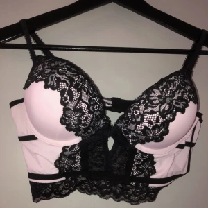 Rosa bh/topp - Oanvänd Fina spets detaljer Strl: 85 C 