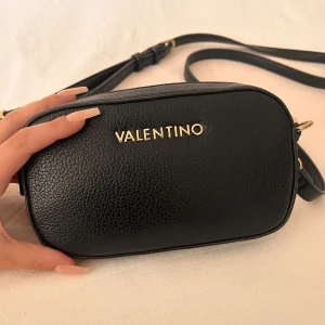 ÄKTA Valentino Väska - Jätte söt Valentino väska🖤 Sparsamt använd👜 Ord pris (799) säljer för bra pris. Mjukt axelremsband som är justerbart 🔧 Går att pruta 💘