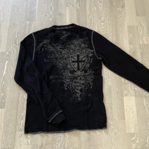 Guess tröja - Najs y2k type långärmad tröja med coolt tryck! Den är varm då den är stickad vilket men ändå tunn och e perfekt nu när de blir kallare!  Skriv om du har några frågor!