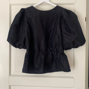 Snygg festtopp - Skit snygg festtopp, från hm i en storlek L men sitter även snyggt på nån s-m🥰