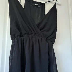 Svart långklänning🖤 - Svart långklänning från BikBok i storlek XS!