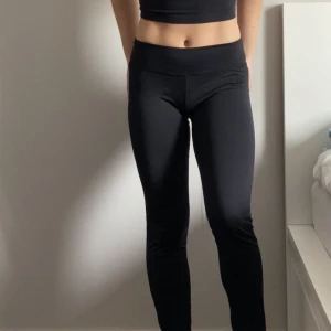 Röhnisch träningstights - Träningstights i så bra skick! Barnstorlek 150/160 men passar mig med xs😄Skriv för fler bilder🧘🏼‍♀️