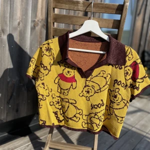 Nalle Puh topp - Gullig topp med Nalle Puh motiv, glittrig krage✨ 
