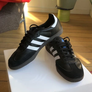 Adidas Samba 41 1/3 - Adidas Samba  Storlek 41 1/3 Mycket bra skick, använda knappt en handfull gånger.  Hojta om det finns några funderingar, eller önskemål så besvarar jag det så gott jag kan!