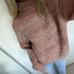 Stickad tröja  - Så fin och mysig stickad tröja med lite högre krage från Zara❤️ nästan helt oanvänd 