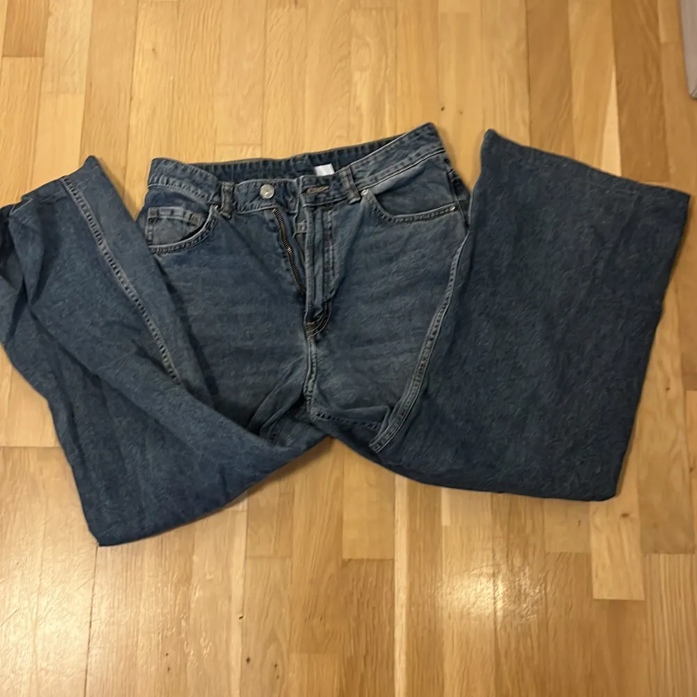 Ett par ganska mörka jeans i bekvämt tyg, ganska vida ben, men benen är lite förkortade. Väldigt fint mönstrad, köparen står för frakt 💞💞. Jeans & Byxor.