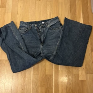Mörka raka jeans - Ett par ganska mörka jeans i bekvämt tyg, ganska vida ben, men benen är lite förkortade. Väldigt fint mönstrad, köparen står för frakt 💞💞