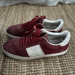 Valentino sneakers - Säljer mina Valentino sneakers. Väl använda därav det låga priset. 