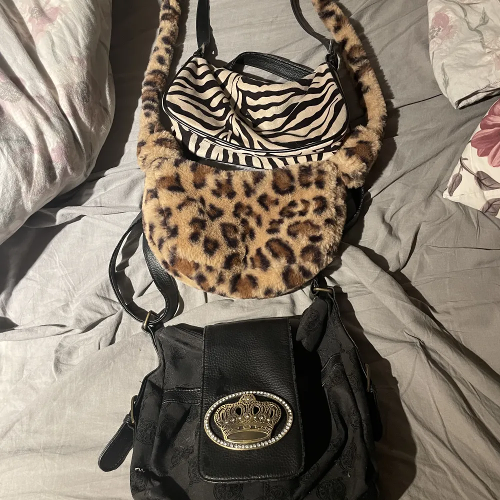 3 snygga väskor jag inte använder längre. Leopard har jag knappt använt, den svarta är secondhand och zebra är från Gina och är lite sliten då jag har använt den mycket  . köparen står för frakten! Zebra: 50kr leopard: 30kr svart: 60kr. Väskor.