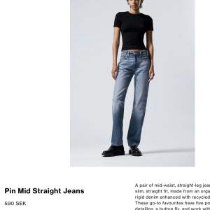 Weekday jeans i modellen ”Pin Mid Straight Jeans” i bra skick! Storlek 26/30. Säljer då de ej passar mig längre. Mått: innerbenslängd: 73 cm. Total längd: 100 cm. Midjemått: 37 cm. De är mid waist och straight legged ❤️