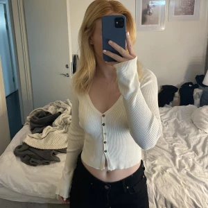 Stickad kofta - Krämvit/beige stickad tröja & kofta från Vero Moda som tyvär inte kommer till användning längre 😢🥺☹️