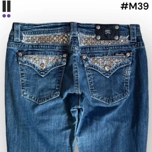 M39 lågmidjade bootcut missme jeans  - MissMe jeans i model Boot 💜 Tag 32W 💜Midja (rakt över) 43cm 💜 Innerben 83cm 💜 Ytterben 108cm 💜 Benöppning 22cm 💜 nedgångna 💜Våra mått blir W=33 och L=32 💜 Men jämför alltid måtten med dina bästa jeans💜M39