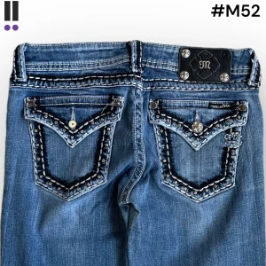 M52 lågmidjade bootcut missme jeans  - MissMe jeans i model Boot 💜 Tag 28W 💜Midja (rakt över) 37cm 💜 Innerben 73cm 💜 Ytterben 95cm 💜 Benöppning 22cm 💜 Plupp saknas på tagen, uppsydda, trasig knapp bakficka 💜Våra mått blir W=29 och L=28 💜 Men jämför alltid måtten med dina bästa jeans💜M52