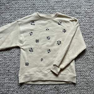 Fin Sweatshirt från zara i beige/natuvit,  jättebra skick och nästan aldrig använd. I storlek 152 men är stor i storleken