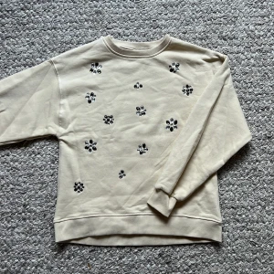 Zara tröja - Fin Sweatshirt från zara i beige/natuvit,  jättebra skick och nästan aldrig använd. I storlek 152 men är stor i storleken