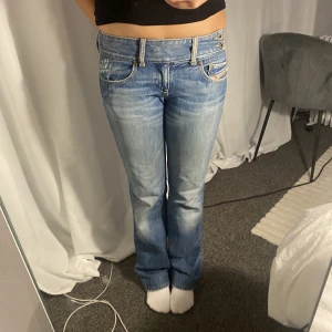 Intressekoll på snyggaste jeansen  - As snygga jeans som är från 2000 talet, från mamma. Strl 26/34. Väldigt osäker på om jag vill sälja men ev vid intresse 