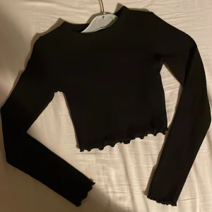 Långärmad ribbad croptop - Knappt använt och i nyskick. 