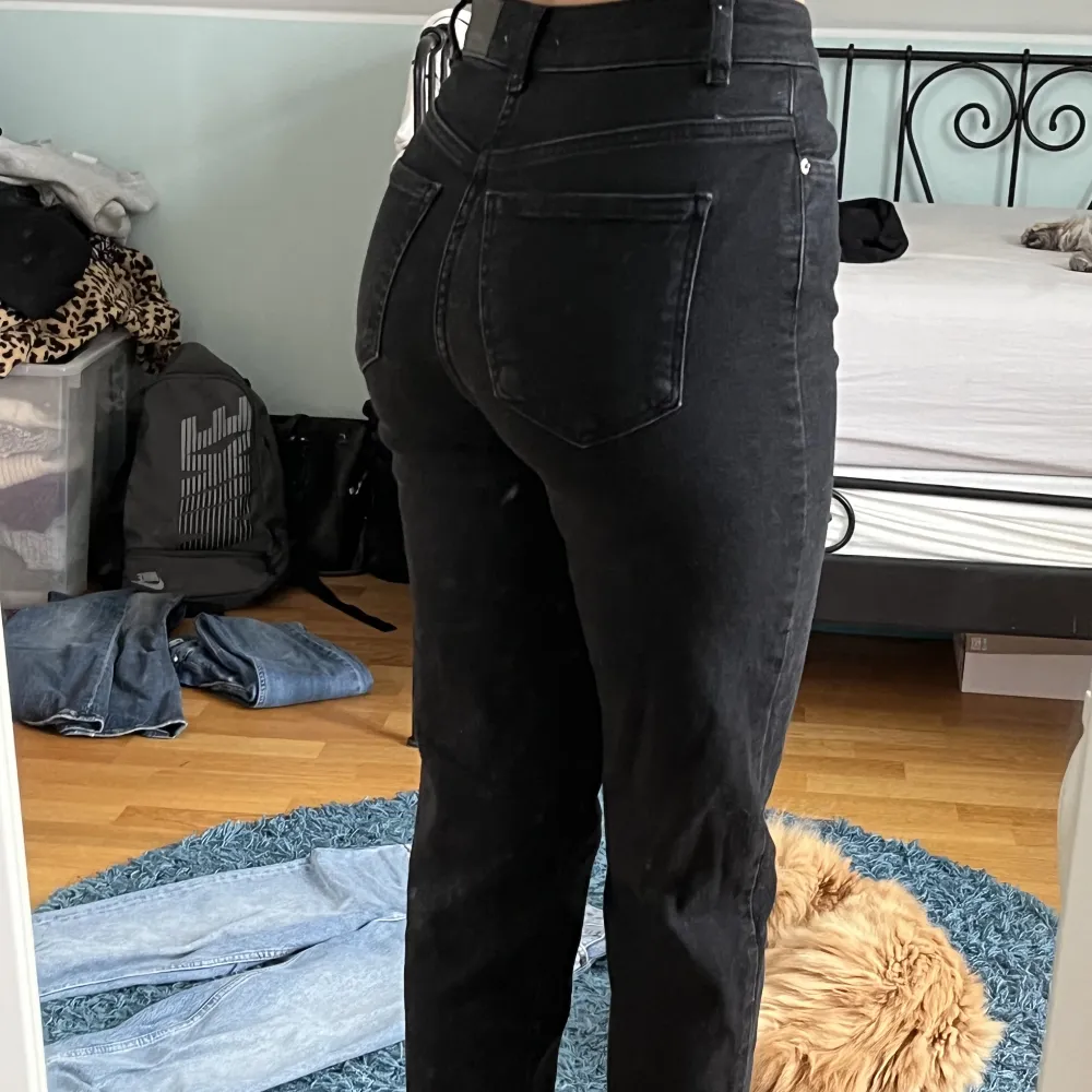 Comfy mom jeans, säljer då de inte används samt börjar bli små! Jättebekväma och fina, framhäver kroppen fint men enligt mig korta, första bilden visar bättre längden hos nån som är 172 cm. Priset kan diskuteras vill bli av med dem, skriv för fler bilder!. Jeans & Byxor.