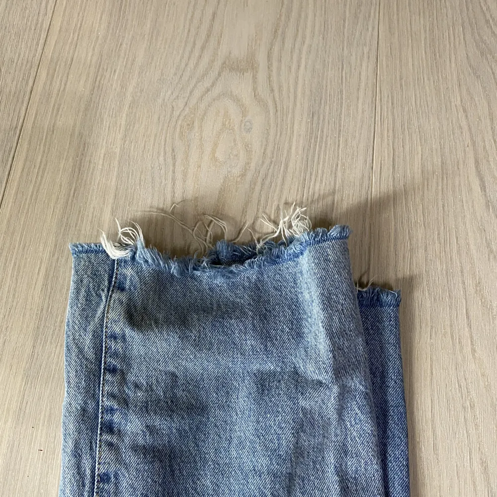 Blåa never denim jeans från Bikbok i storlek W-25. Klippta i benen så de passar en som är runt 163. Nyskick 100kr. Jeans & Byxor.