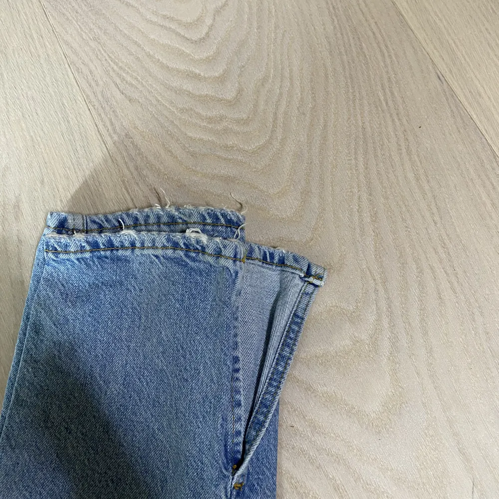 Blåa jeans med slits från gina i storlek 32. I nyskick, 150kr. Jeans & Byxor.