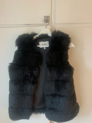 Dry lake päls - Hej, säljer min fina dry lake väst som passar perfekt till hösten. Säljer den då den ej kommit till användning. Den är i mycket bra skick och har inga som helst defekter. Ny pris 1099kr❤️🩷