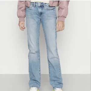 Pepe jeans💗 - Säljer mina pepe jeans som jag köpt här på Plick nyligen, dom va förstora därav har jag lånat bilden av tjejen jag köpte dom av. Dom är i nyskick utan några hål eller så❤️ Hör bara av dig om du har några frågor🫶😻