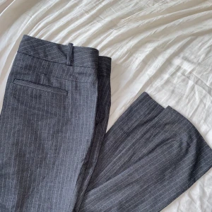 Kostymbyxor Calvin Klein - Säljer mina gråa Calvin Klein kostymbyxor i storlek 10 då dem är för stora för mig. Jag har vanligtvis S/M i byxor 💕💕
