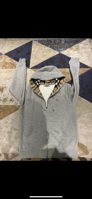 Hej! Säljer nu en helt ny grå burberry zip hoodie. Mer bilder kan skickas i DM. Möts i Stockholm men fraktar också. Pris kan diskuteras i DM