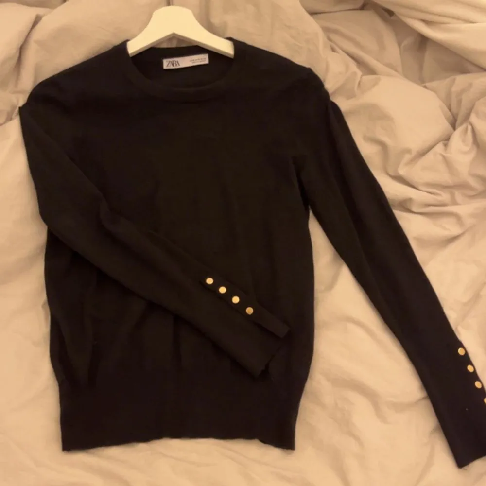 säljer min svart zara tröja. köpte den typ tre månader sen men sparsamt använd . Tröjor & Koftor.